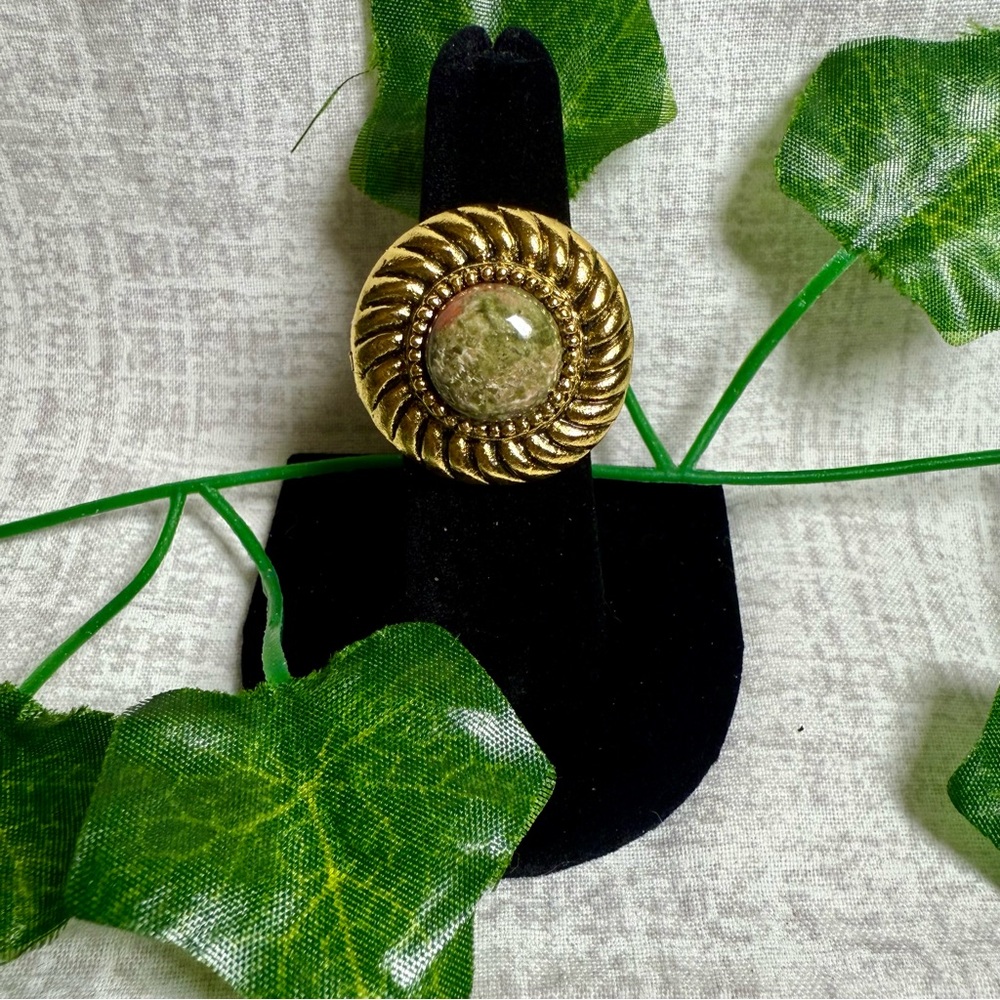 New Vintage-Inspired Adjustable Statement Ring: Gold Tone with Green Cabochon - Picture 2 of 6